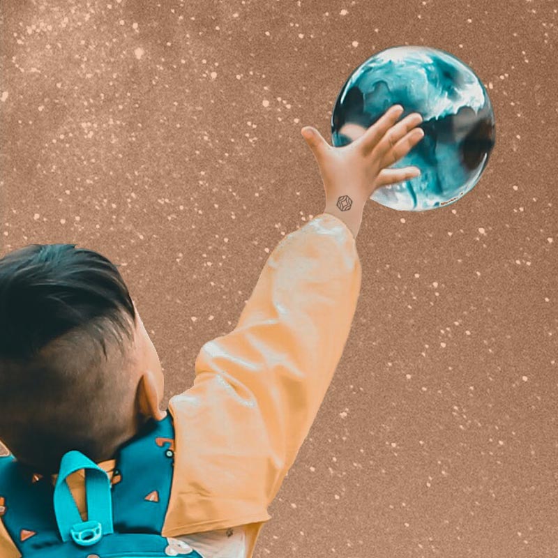 The suggested intention is PLAY. I nurture my creativity with lightness and fun.